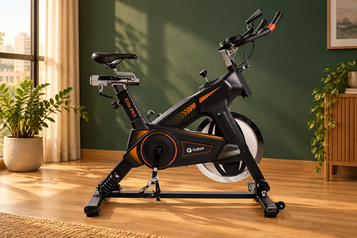 Gallant Elite Pro de spinning, modelo presente no guia BikeGear, em composição editorial de um ambiente doméstico
